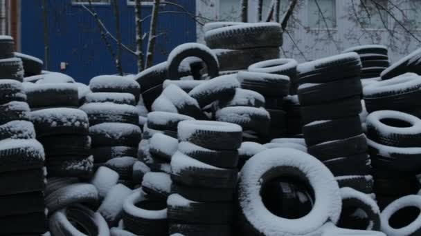 Reifenstapel mit Schnee bedeckt — Stockvideo