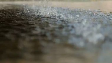 Damlama su, güneş ışığı altında Close-Up.