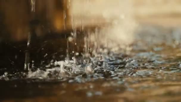 Detail odkapávání vody na slunci. — Stock video