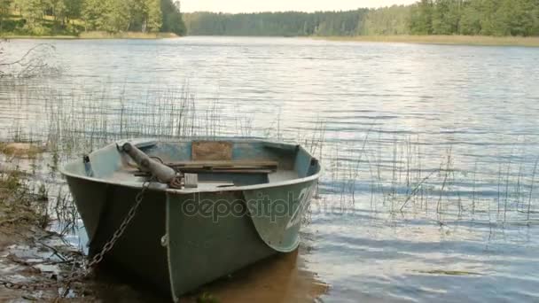 Göl kenarında kilitli tekne — Stok video