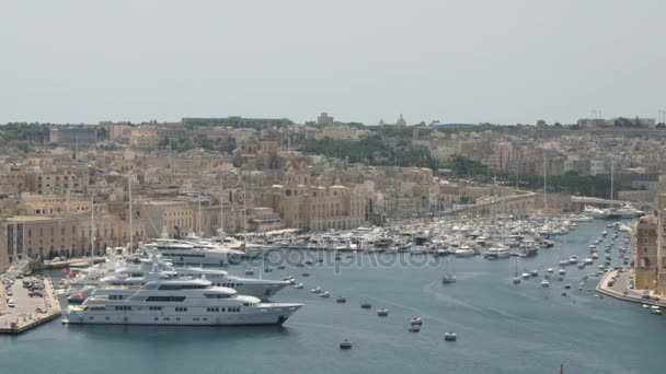 Malta, La Valeta - 1 de julio de 2016: Vista desde los Jardines del Alto Baraka sobre el museo de la guerra en Senglea, Birgu y Kalkara . — Vídeo de stock