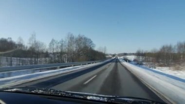 Kış manzara orman yolu ile ve mavi gökyüzü, araba bakış açısı