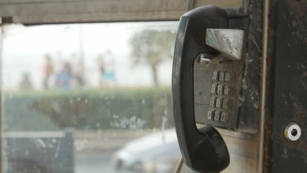 Gammal svart rostig telefon i telefonkiosk mynt. — Stockvideo