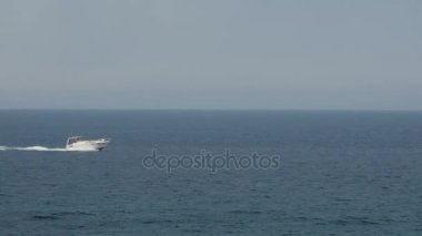 Güzel deniz manzarası. NET bulutsuz gökyüzünde. Çok uzaklara yelken tekne