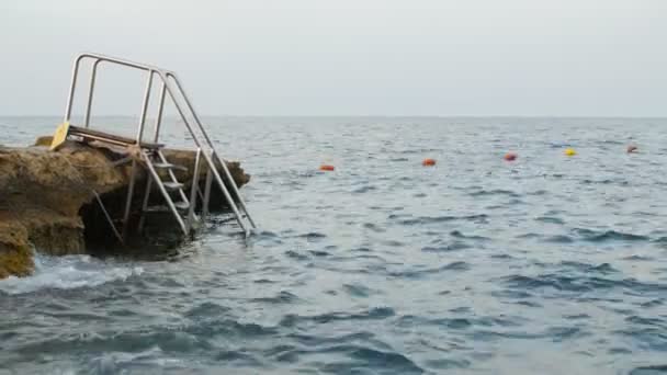 Trappen in het water uit de pier — Stockvideo