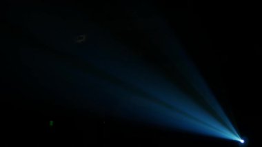 Karanlık bir sinemada çalıştıran bir 35 mm projektör ışık huzmesi görünümünü.