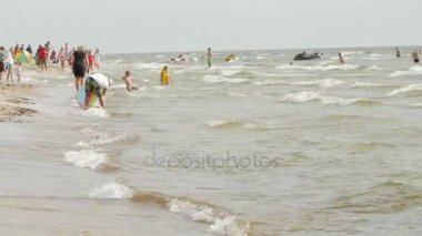 Palanga, Litvanya - 30 Temmuz 2016: Kişi rahatlatıcı, güneşlenme ve Palanga city Beach adlı sıcak yaz günü sırasında Yüzme.