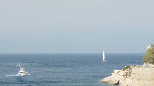 Un velero en el horizonte en el hermoso mar Mediterráneo — Vídeos de Stock