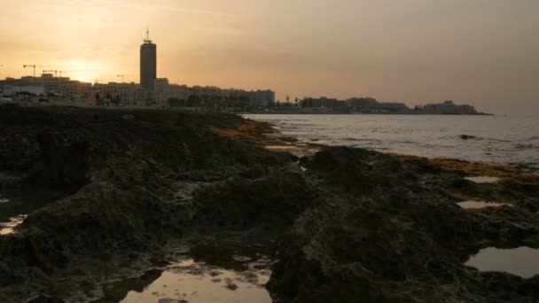 Byggnader, byggande kusten. Kvällen, Malta Sliema — Stockvideo