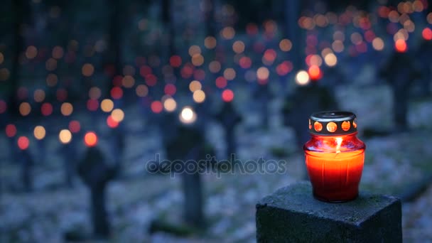 Cemitério à noite com velas coloridas para o Dia de Todos os Santos. O Dia de Todos os Santos é uma solenidade celebrada em 1 de novembro pela Igreja Católica. Tiro estático . — Vídeo de Stock