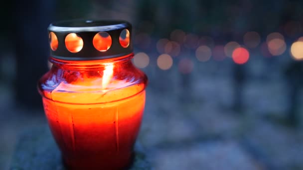 Cemetery at night with colorful candles for All Saints Day. All Saints Day is a solemnity celebrated on 1 November by the Catholic Church. Static shot. — Stock Video