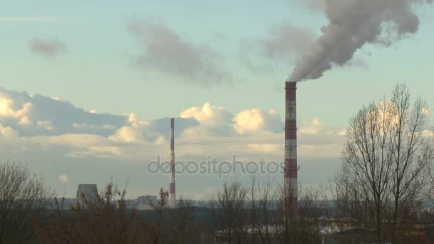 Загрязнение воздуха дымом, выходящим из дымовых труб завода в промышленной зоне . — стоковое видео