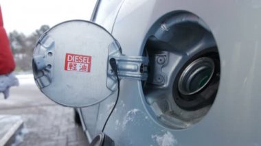 Araba gaz yakıt istasyon pompa ile doldurma