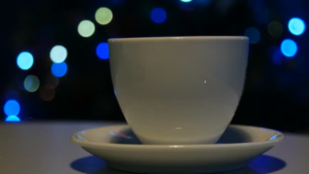 Tazza di tè sullo sfondo sfocato . — Video Stock