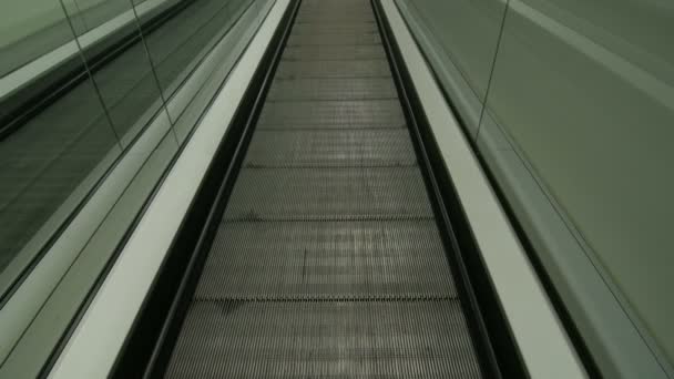 Escaleras mecánicas en el centro comercial — Vídeo de stock