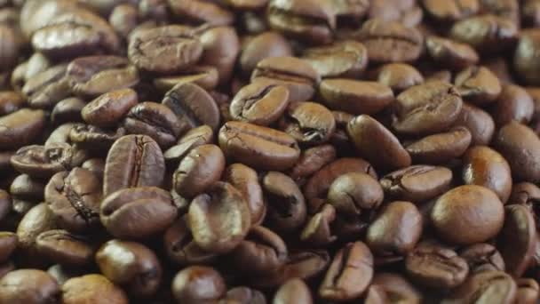 Fechem os grãos de café. Rotação solta. Frente da câmera gira placa com grãos de café — Vídeo de Stock