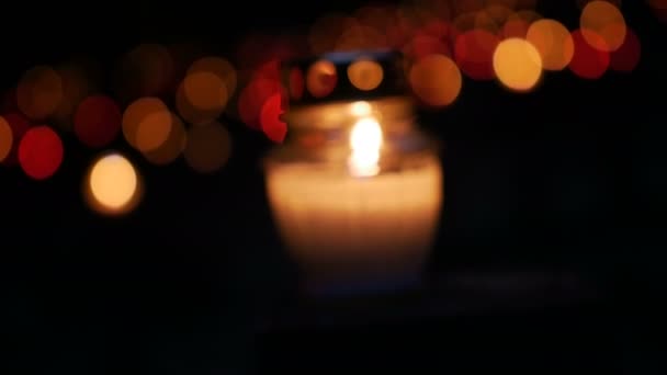 Kerzen brennen an Allerheiligen auf einem Friedhof. geringe Schärfentiefe. — Stockvideo