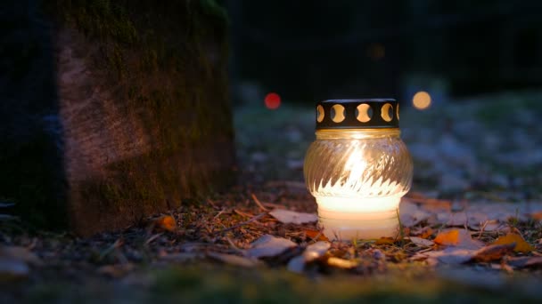 Votive ljus på graven, grav ljus — Stockvideo