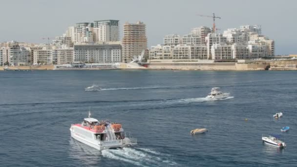 Malta, La Valeta - 1 de julio de 2016.Comienza la excursión en barco de placer . — Vídeo de stock