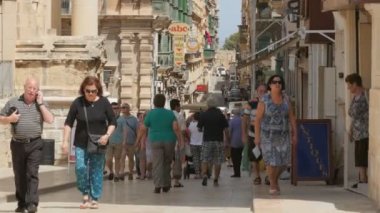 Malta başkenti Valletta Şehir Merkezi, yaya cadde - Temmuz 2016: Pek çok turist ve yerel halkın dükkanlar, kafe, eczane çocuklar oynarken, sohbet arkadaş eski şehir merkezinde tam olarak alışveriş