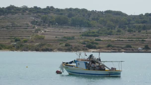 Malta, Valletta - July 3, 2016. Fishing boat anchorage Bay, Valletta. — Stock Video