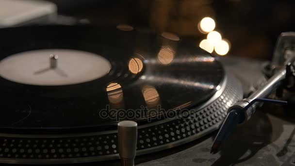 Vista de ángulo alto del registro en el tocadiscos . — Vídeo de stock