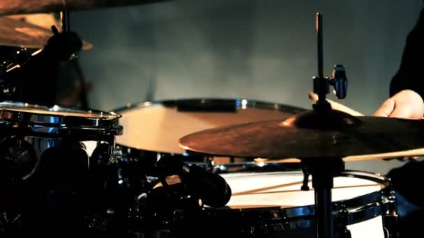 Анонімні барабанщик, грає на барабані на сцені. — стокове відео