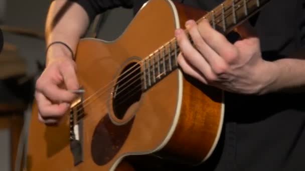 Акустическая, классическая, игра на деревянной гитаре — стоковое видео