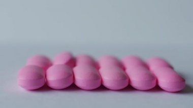 Pembe hap üstünde a okul sırası