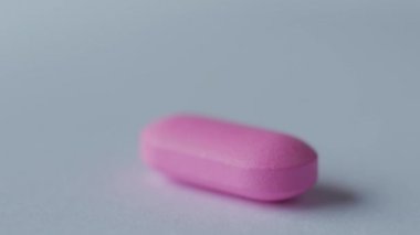 Pembe hap üstünde a okul sırası