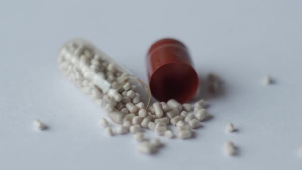 Περιστρεφόμενη χάπι σε λευκό — Αρχείο Βίντεο