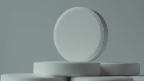 Weiße Tabletten auf weißem Hintergrund — Stockvideo