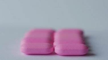 Pembe hap üstünde a okul sırası