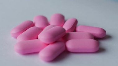 Pembe hap üstünde a okul sırası