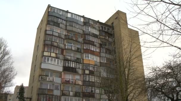 Bloco socialista típico de apartamentos em Vilnius, Lituânia. Europa Oriental . — Vídeo de Stock