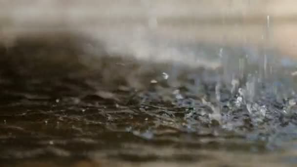 Primo piano dell'acqua gocciolante, alla luce del sole . — Video Stock