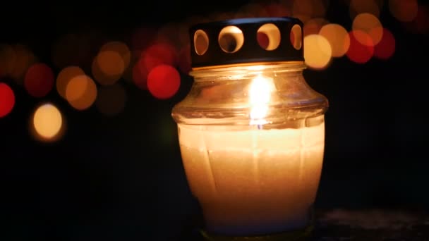 Candele che bruciano in un cimitero durante il giorno di Ognissanti. Profondità di campo ridotta . — Video Stock