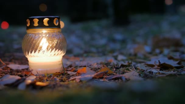 Votive candle on grave, Grave candle — Stock Video