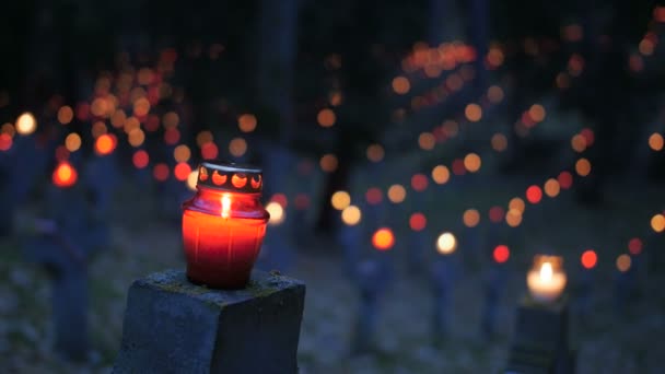 Cementerio por la noche con velas de colores para el Día de Todos los Santos. El Día de Todos los Santos es una solemnidad celebrada el 1 de noviembre por la Iglesia Católica. Disparo estático . — Vídeos de Stock