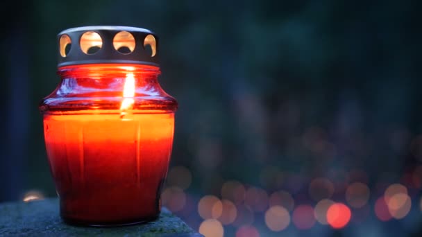 Кладовищі вночі з барвистими свічки для день всіх святих. День всіх святих є урочистість, 1 листопада відзначається католицької церкви. Статичні постріл. — стокове відео