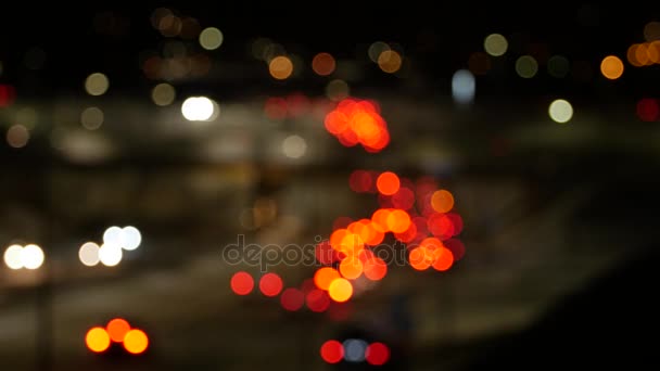 Odaklanamayan gece trafik ışıkları — Stok video