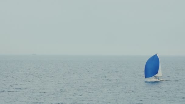Egy vitorlás hajó, gyönyörű a Földközi-tenger a láthatáron. — Stock videók