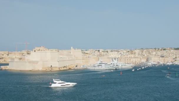 Yacht in the port of Valletta in the island of Malta. — Stock Video