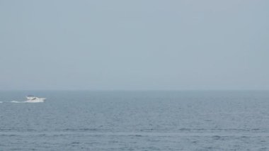 Güzel Akdeniz'de ufukta bir yelkenli.