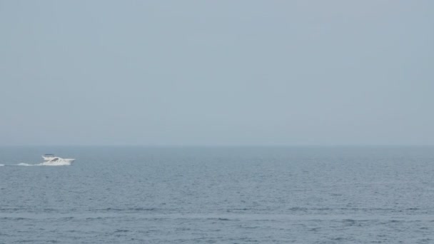 Un velero en el horizonte en el hermoso mar Mediterráneo . — Vídeo de stock