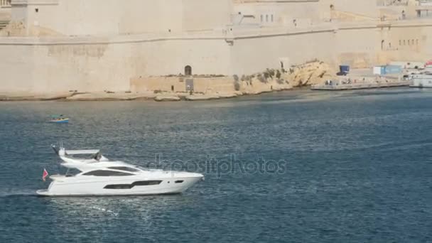 Yate en el puerto de La Valeta en la isla de Malta . — Vídeo de stock