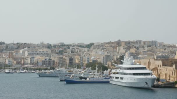 Juni 2016. Valletta, Malta. Boten en schepen in de haven. — Stockvideo