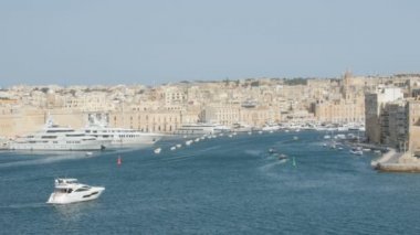 Haziran 2016. Valletta, Malta. Sermaye ile güzel su manzaralı yüzen tekne