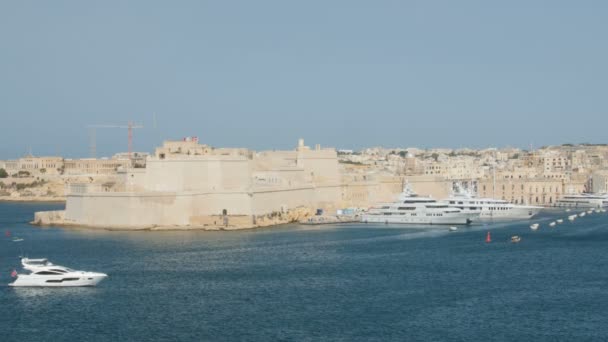 Июнь 2016. Валлетта, Мальта. Лодка плавает в столице с красивым видом на набережную — стоковое видео