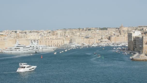 Červen 2016. Valletta, Malta. Člun plující v hlavním městě s výhledem na krásné nábřeží — Stock video